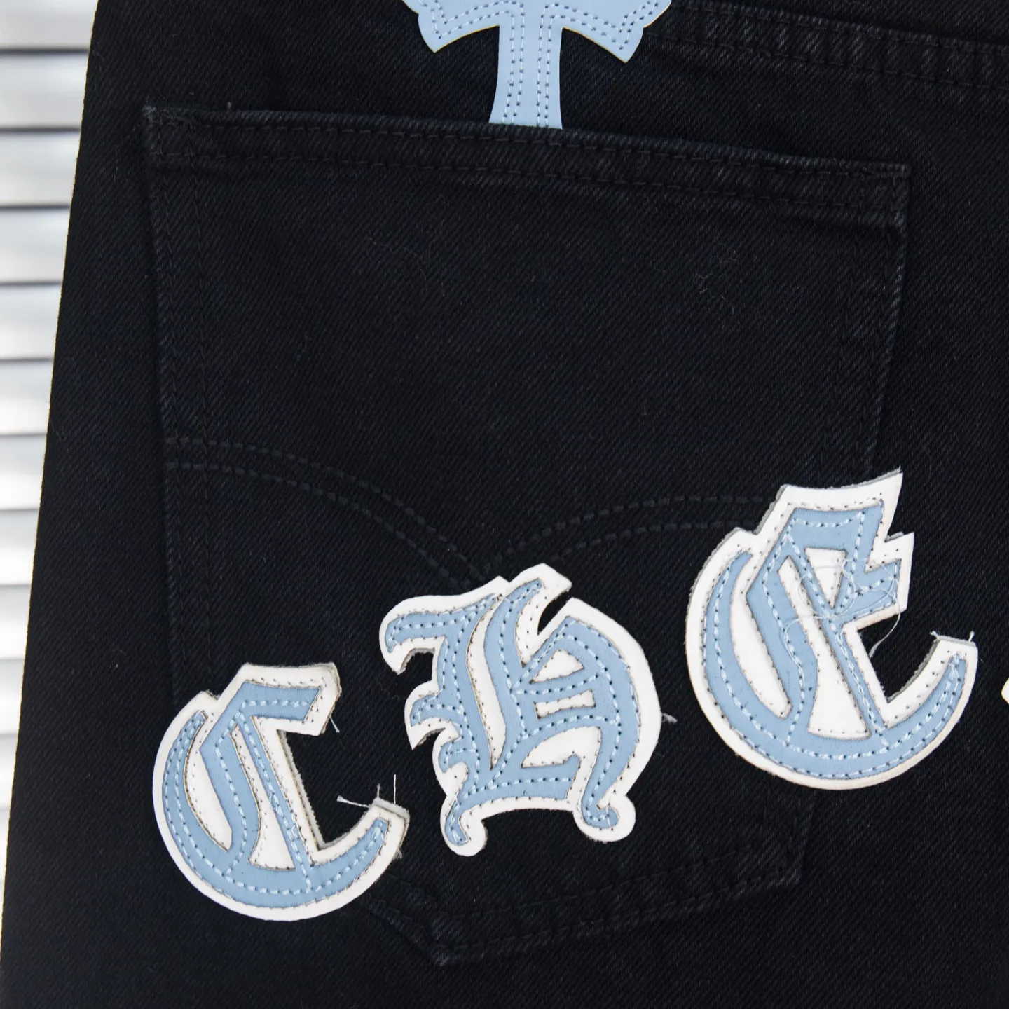 P260 Chrome Hearts Black Pants Sanskrit Blue and White Patch Leather Jeans CH jeans need to be washed before being dismantled and then hand-stitched with sheepskin cross leather and then spliced ​​together. The whole piece has too many craftsmanship to describe. The patches are decorated with cross patterns and the high-waisted washed jeans! ! Absolutely high-end luxury products, god-level single products and super popular products, made with top heavy industry, a must-see magic weapon. Customized hardware. The fabric is thick and soft after washing. It has good breathability. Customized small leather label. Unique design. The details are simple and elegant, and the workmanship is exquisite. The entire trousers are neatly routed and the details are in place! It’s so cool that both men and women can easily control the genderless trend! Style number: 1873# Color: black Size: 28 30 32 34